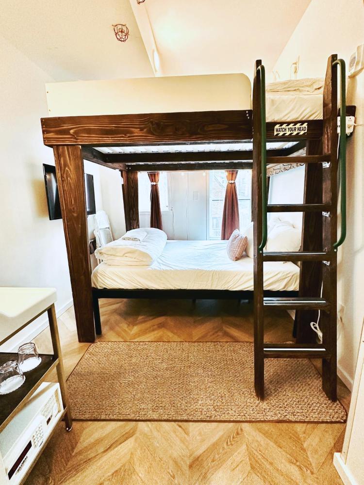 Lobby Level Queen over Full Bunk Room interior
